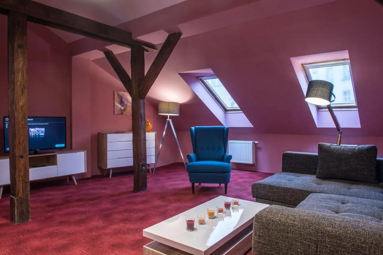 Spacious And Quiet Attic Flat In Centre location